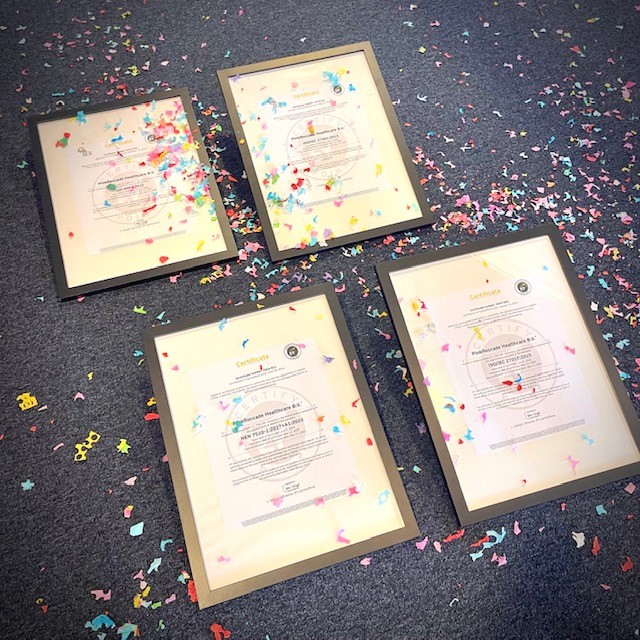 Foto van de certificaten met confetti